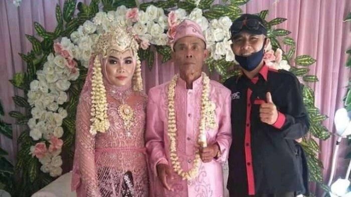 Pernikahan beda usia Abah Sarna dan Noni di Subang, Jawa Barat