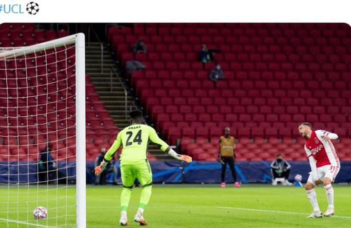 Ekspresi bek Ajax, Nicolas Tagliafico, seusai mencetak gol bunuh diri dalam laga Grup D Liga Champions melawan Liverpool di Stadion Johan Cruijff ArenA, Rabu (21/10/2020).