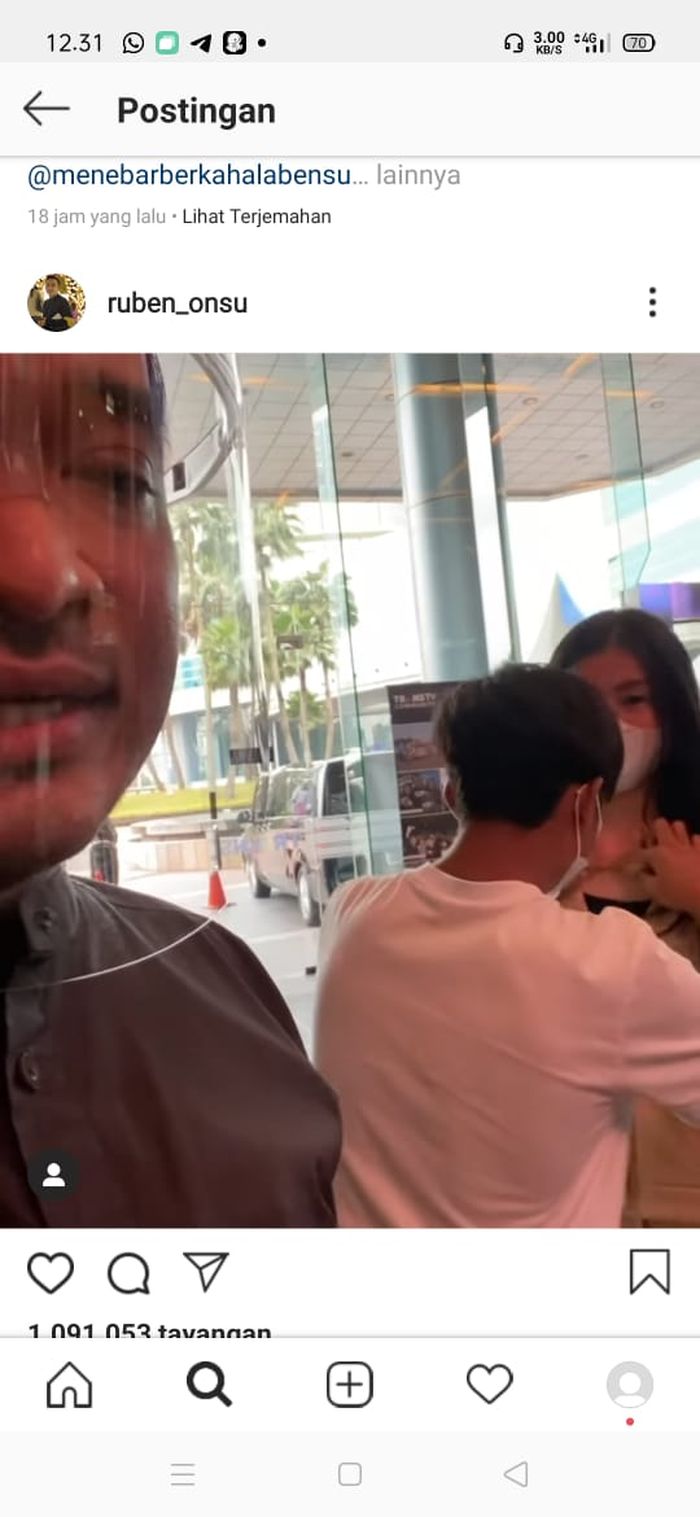 Betrand Peto membetulkan pakaian Sarwendah