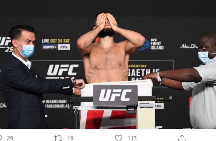 Khabib Nurmagomedov dalam sesi timbang badan UFC 254 (23/10/2020) lalu.