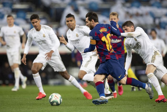 Lionel Messi beraksi dalam lakon el clasico antara Barcelona kontra Real Madrid.