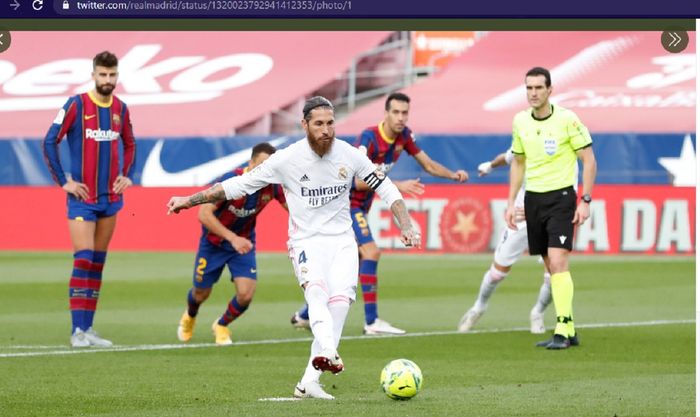 Kapten Real Madrid, Sergio Ramos, mencetak gol ke gawang Barcelona via titik putih dalam laga pekan ke-7 Liga Spanyol di Stadion Camp Nou, Sabtu (24/10/2020).