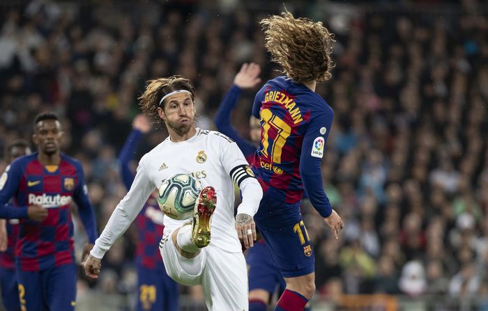 Sergio Ramos dan Antoine Griezmann berduel dalam laga Real Madrid kontra Barcelona pada musim 2019-2020.