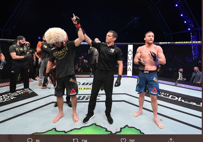 Khabib Nurmagomedov (kiri) kala dinyatakan menang dalam pertarungan melawan Justin Gaethje (kanan) di UFC 254, Minggu (25/10/2020) dini hari WIB.