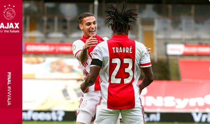 Striker Ajax, Lassina Traore, merayakan gol ke gawang VVV-Venlo dalam laga Liga Belanda di Stadion Covebo, Sabtu (24/10/2020).