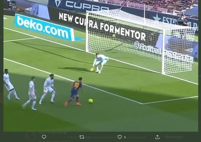 Lionel Messi memiliki peluang emas mencetak gol yang digagalkan Thibaut Courtois dalam partai el clasico antara Barcelona vs Real Madrid, 24 Oktober 2020.