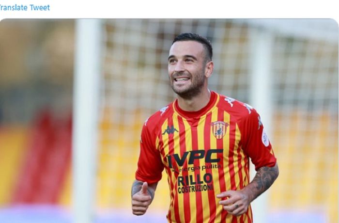 Pemain Benevento, Roberto Insigne, mencetak gol pada menit ke-30 ke gawang Napoli dalam laga pekan kelima Liga Italia 2020-2021 di Stadion Ciro Vigorito, Minggu (25/10/2020) pukul 21.00 WIB. 