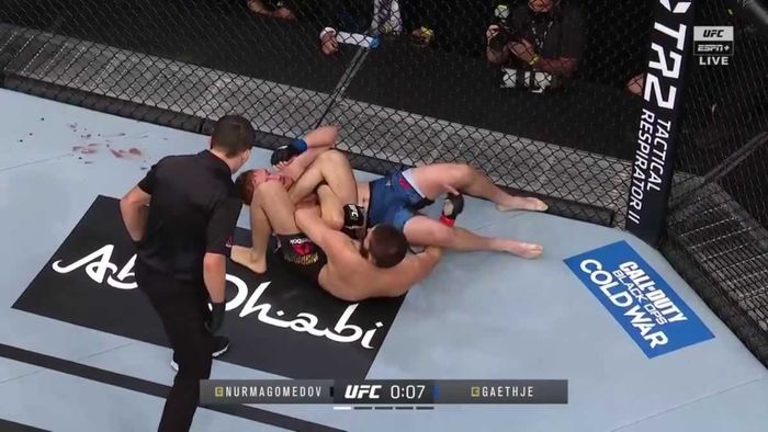 Khabib Nurmagomedov mengalahkan Justin Gaethje dengan kuncian triangle choke di UFC 254, Minggu (25/10/2020) WIB. 