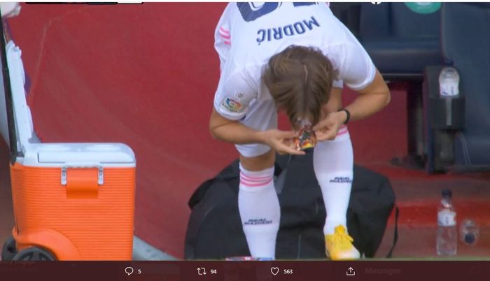 Gelandang Real Madrid, Luka Modric, mencium shinpad berisi foto keluarganya sebelum turun ke lapangan.