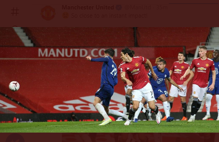 Momen sentuhan pertama Edinson Cavani pada laga Manchester United melawan Chelsea yang nyaris berbuah gol.