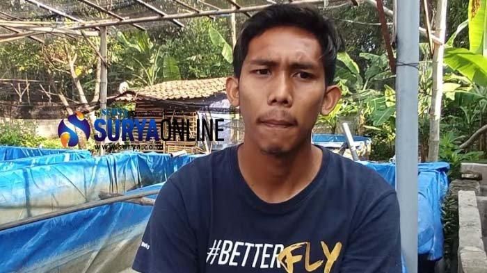 Pemain Persik Kediri, Yusuf Meilana, saat menunjukkan ternak ikan lele miliknya di rumahnya Desa Sambi Kecamatan Ringinrejo Kabupaten Kediri. 