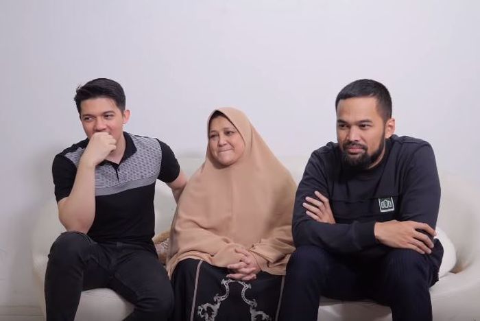 Fanny Bauty menangis minta agar Irwansyah tak tinggalkan Zaskia Sungkar.