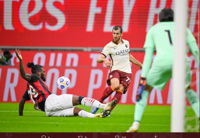Gelandang AC Milan, Franck Kessie, mencoba memblok umpan silang pemain AS Roma, Henrikh Mkhitaryan pada laga yang berlangsung di San Siro, Senin (26/10/2020).