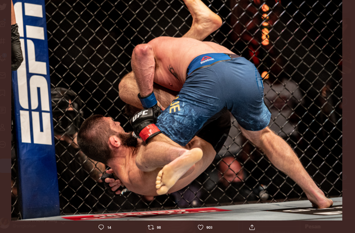 Momen ketika Khabib Nurmagomedov (bawah) saat melakukan triangle choke kepada Justin Gaethje (atas) dalam ajang UFC 254, Minggu (25/10/2020)