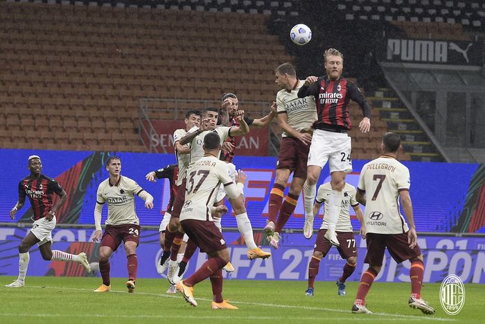 Pemain-pemain AC Milan saat menyundul bola ke gawang AS Roma  dalam lanjutan pekan ke-5 Liga Italia di San Siro, Senin (26/10/2020) atau Selasa dini hari WIB.