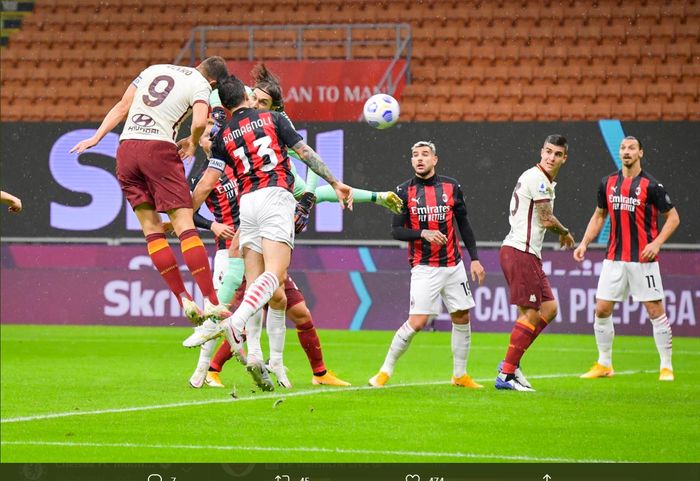 Duel udara antara Edin Dzeko dan Alessio Romagnoli pada laga AC Milan kontra AS Roma di San Siro, Senin (26/10/2020).
