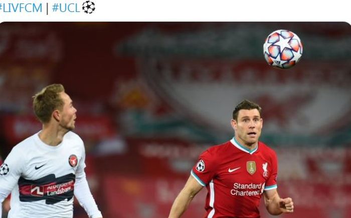 Gelandang Liverpool, James Milner (kanan), beraksi dalam laga Grup D Liga Champions kontra Midtjylland di Stadion Anfield, Selasa (27/10/2020).