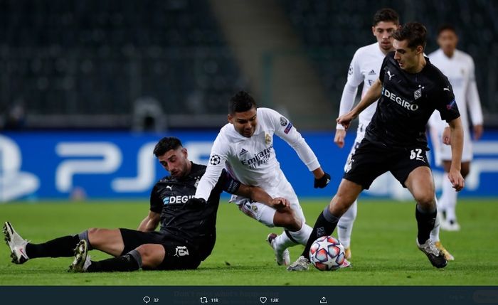 Gelandang Real Madrid, Casemiro, dalam laga kontra Borussia Moenchengladbach pada Selasa (27/10/2020).