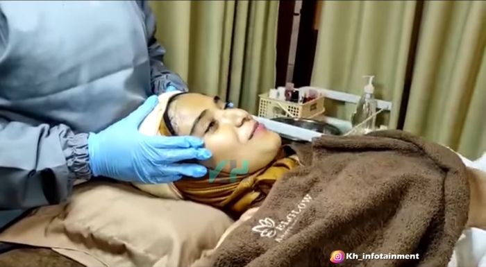 Nadya Mustika melakukan wawancara