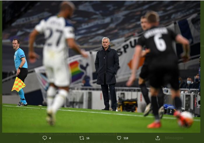 Pelatih Tottenham Hotspur, Jose Mourinho, mengawasi pertandingan dari pinggir lapangan.
