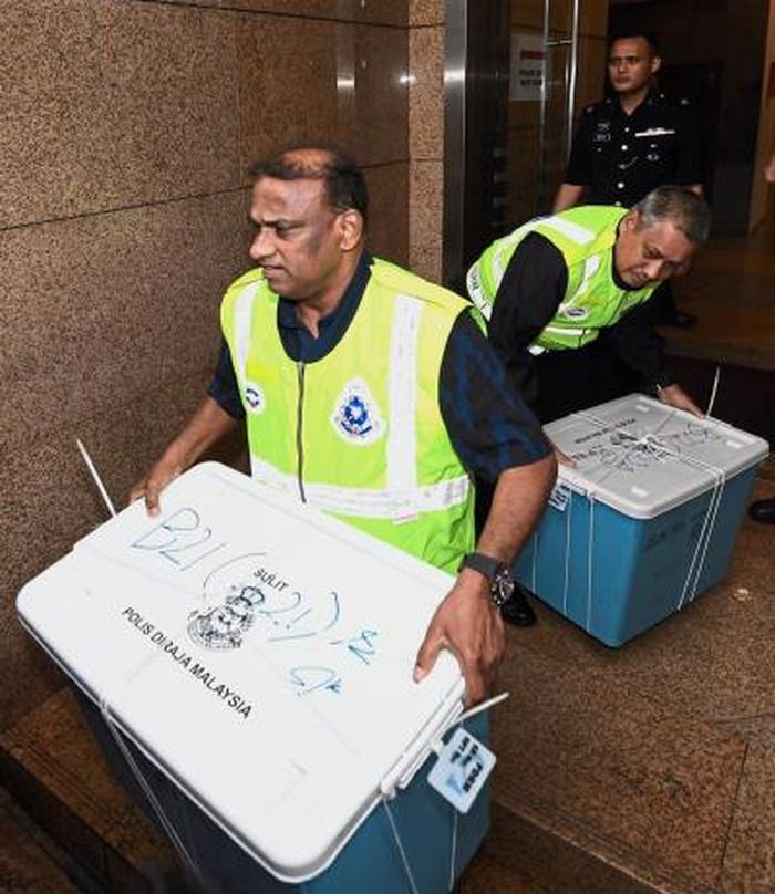 Box berisi uang yang disita dari rumah Najib Razak.