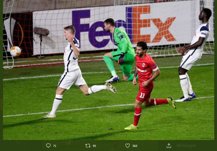 Lior Refaelov mencetak gol Royal Antwerp ke gawang Tottenham Hotspur.