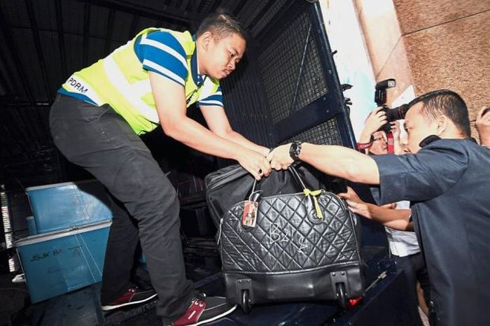 Tas berisi uang yang disita dari rumah Najib Razak.