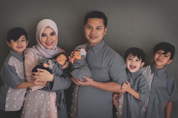 Ratna Galih bersama suami dan 5 buah hatinya.