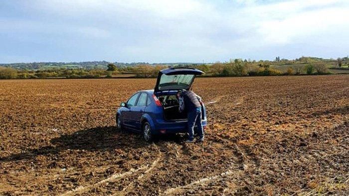 Mobil pasangan suami istri tersebut masuk ke ladang warga