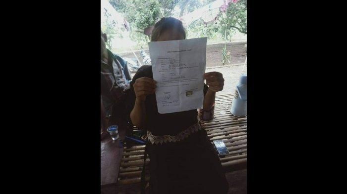 Surat talak yang dijatuhkan Abah Sarna (78) kepada Noni (17) yang baru dinikahinya seumur jagung