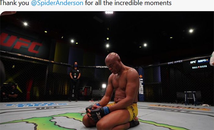 Presiden UFC, Dana White, mengucapkan terima kasih kepada eks juara kelas menengah, Anderson Silva, setelah laga terakhir pada UFC Vegas 12 di UFC Apex, Amerika Serikat, Sabtu (31/10/2020).
