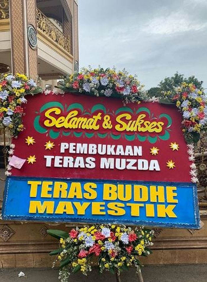 Muzdalifah dapat karangan bunga 