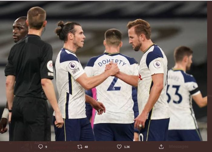 Gareth Bale bersalaman dengan Harry Kane selepas pertandingan Liga Inggris Tottenham Hotspur vs Brighton &amp; Hove Albion, 1 November 2020.