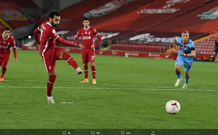 Mohamed Salah saat mencetak gol penalti ke gawang West Ham United.