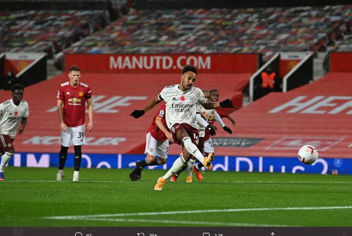 Penyerang Arsenal, Pierre-Emerick Aubameyang sukses menyarangkan gol via tendangan penalti pada laga melawan Manchester United di Stadion Old Trafford, Minggu (1/11/2020).