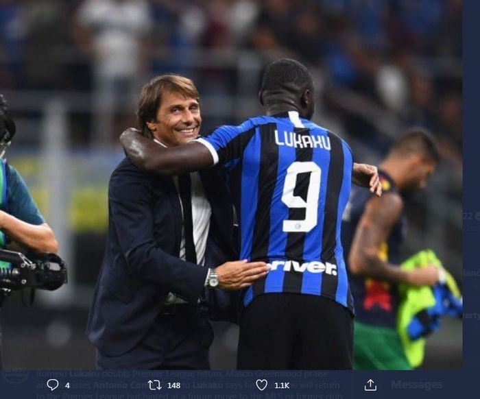 Pelatih Antonio Conte memeluk Romelu Lukaku saat masih membela Inter Milan.