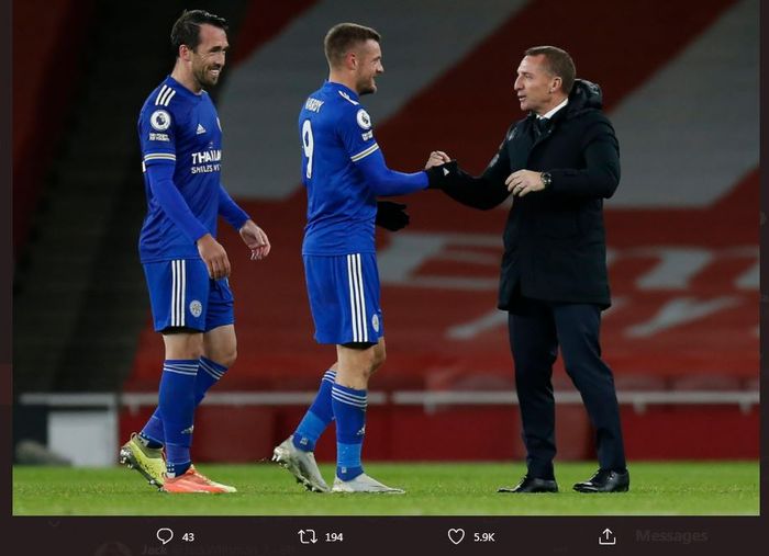 Pelatih Leicester City, Brendan Rodgers,  menyalami Jamie Vardy dalam partai pekan ke-7 Liga Inggris kontra Leeds United, 2 November 2020.