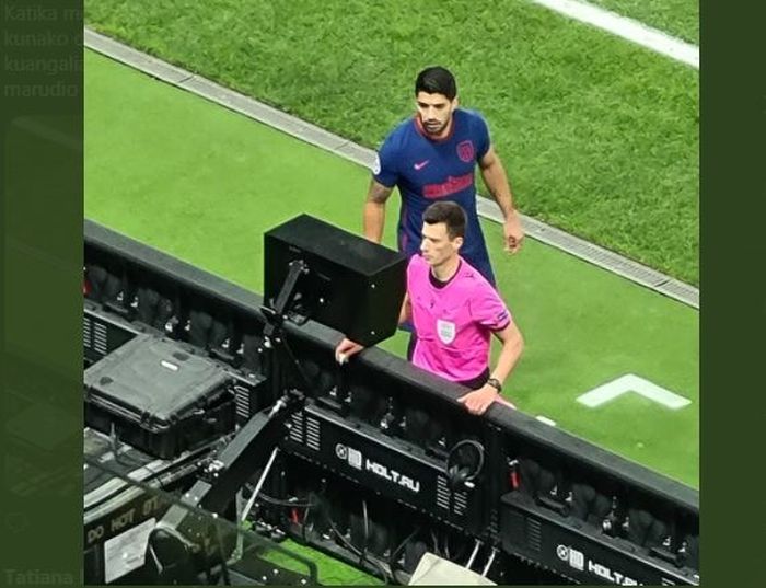 Luis Suarez mengintip layar VAR di pinggir lapangan dalam duel Lokomotiv Moskva vs Atletico Madrid.