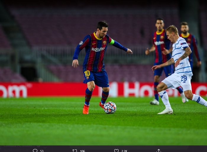 Penyerang Barcelona, Lionel Messi, berusaha melewati hadangan pemain Dynamo Kyiv pada laga matchday ketiga Grup H Liga Champions 2020-2021.