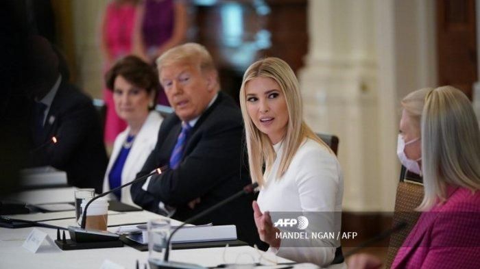 Presiden AS Donald Trump dan putrinya serta penasihatnya Ivanka Trump (tengah) menghadiri pertemuan Dewan Penasihat Kebijakan Perburuhan AS di Ruang Timur Gedung Putih di Washington, DC pada 26 Juni 2020.