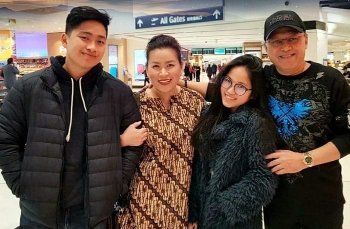 Momen Idul fitri Linna dan Mario Teguh bersama kedua buah hatinya