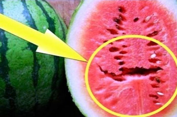 Semangka dengan rongga atau retakan di dalamnya sebaiknya jangan dimakan.