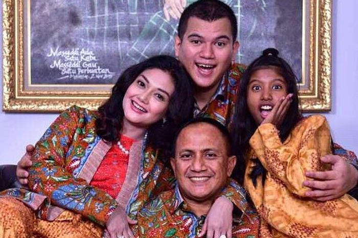 Instagram @bellasaphiraofficial
Bella Saphira dan Mayor Jenderal TNI Agus Surya Bakti serta keluarga