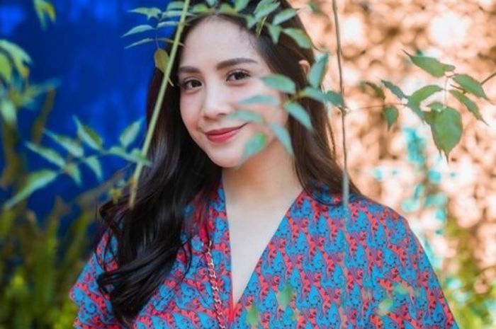 Nagita Slavina menuai pujian setinggi langit saat pamer pose berkuda di tepi pantai.