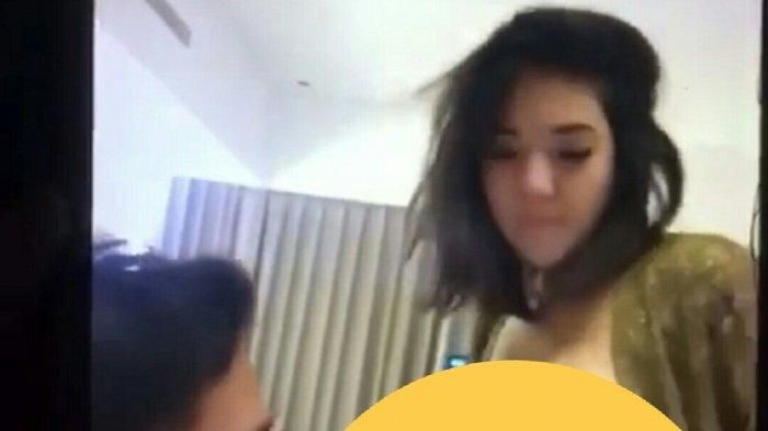 Tangkapan layar yang menunjukkan cewek yang mirip dengan Gisel beradekan syur dalam durasi 18 detik tersebut.