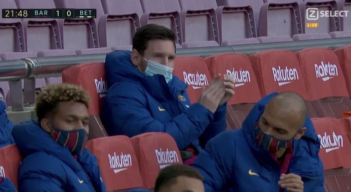 Bintang Barcelona Lionel Messi bertepuk tangan usai Osman Dembele mencetak gol tendangan dahsyat dalam laga Liga Spanyol melawan Real Betis di Camp Nou, Sabtu (7/11/2020).