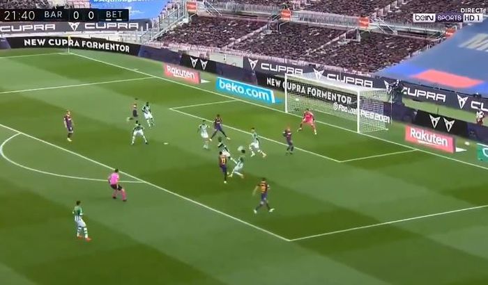 Penyerang Barcelona, Ousmane Dembele, mencetak gol dalam laga Liga Spanyol kontra Real Betis di Stadion Camp Nou, Sabtu (7/11/2020).