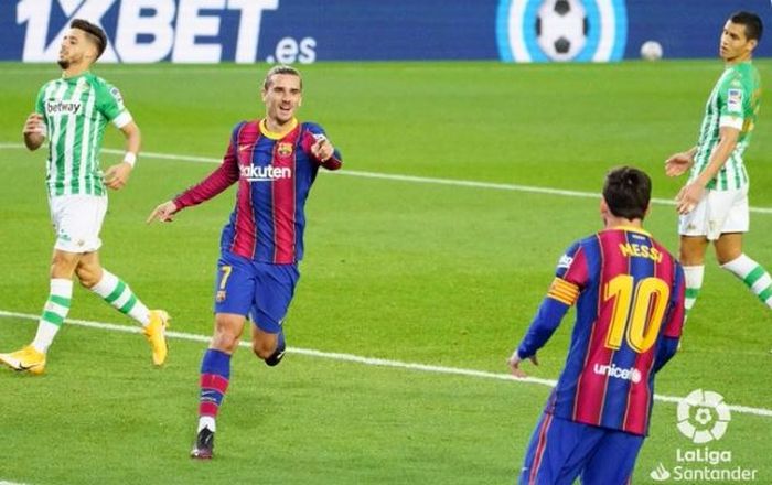 Megabintang Barcelona, Lionel Messi, melakukan selebrasi bersama Antoine Griezmann dalam laga Liga Spanyol kontra Real Betis di Stadion Camp Nou, Sabtu (7/11/2020).