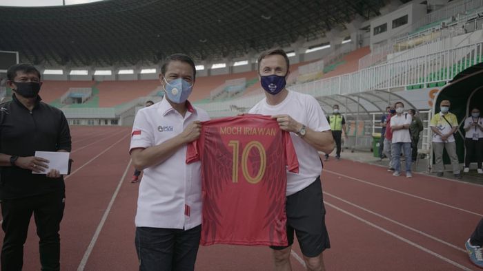 Plt Sekjen PSSI, Yunus Nusi (kiri) bersama pelatih Garuda Select Jilid III, Dennis Wise.