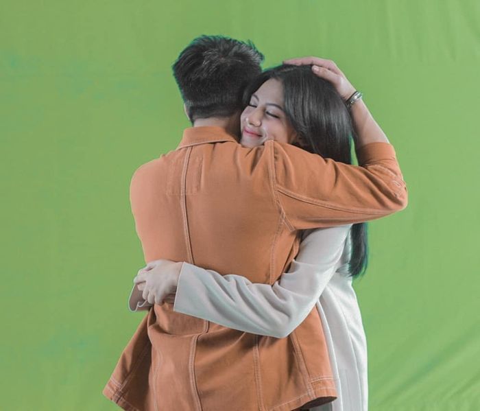 Adegan mesra Lania Fira dan Ariel NOAH yang sempat bikin netizen baper.